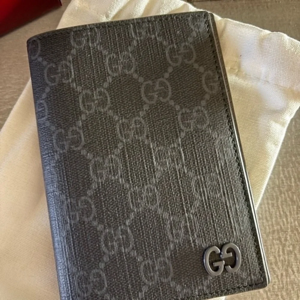 Gucci Leather passport holder/wallet